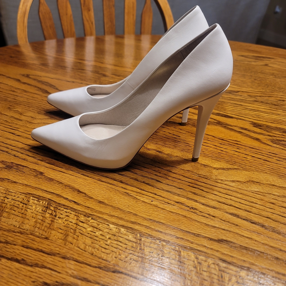 NWOT Michael Michael Kors White Genuine Leather Pointed Toe Shoes Pumps Heels